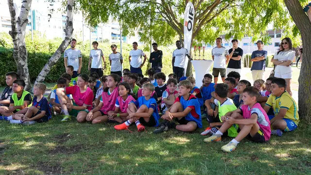 An diesem Nachmittag wurde nicht nur solch ein Workshop organisiert, sondern die Fußballstars von morgen konnten sitzend auf dem Rasen zahlreiche Fragen an Spielerinnen und Spieler von Austria Wien, dem Zweitligisten First Vienna sowie des Regionalligisten Wiener Sport-Club stellen. | Foto: Andreas Pölzl/MeinBezirk