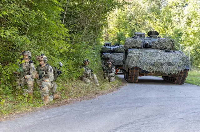 Zunächst rückten die Soldaten im Zuge der Übung mit dem Schützenpanzer Ulan in Richtung Kraftwerk vor. | Foto: MeinBezirk/Christian Doms