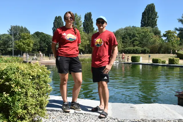 Selina Freitag und Tobias Maier passen am Badeteich auf. | Foto: Müller