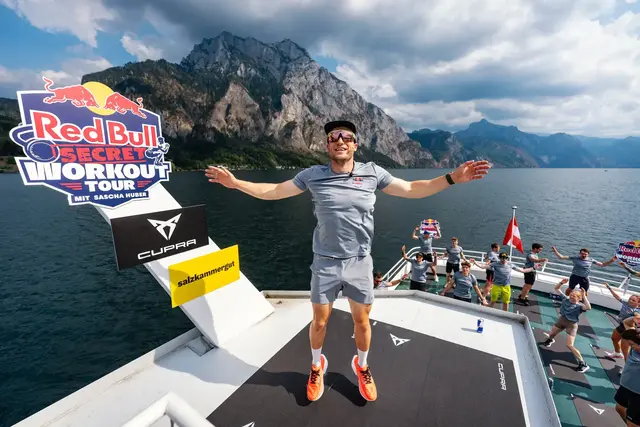 Gemeinsam mit Sascha Huber absolvierten die Teilnehmer:innen ihr Workout mitten auf dem Traunsee. | Foto: Lukas Pilz/Red Bull Content Pool