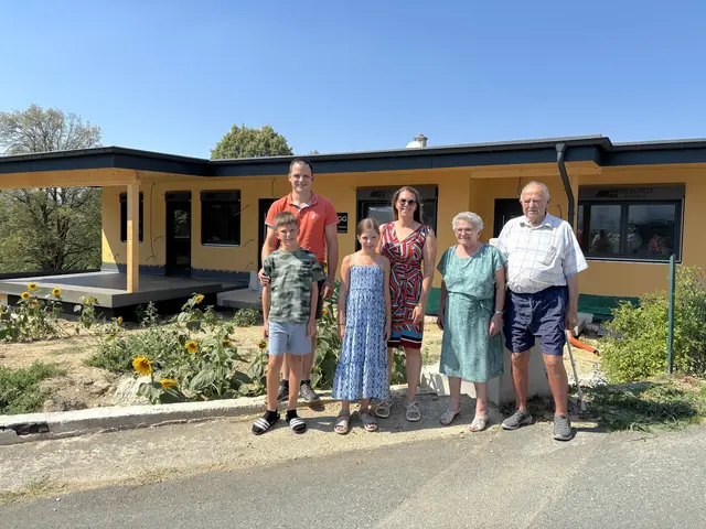 Familie Kappel bestehend aus Vater Jürgen, Sohn David, Tochter Sarah, Ehefrau Manuela sowie den Großeltern Margarete und Johann Kappel baut ein gemeinsames Zuhause in Schmiedrait. | Foto: Elisabeth Kloiber/MeinBezirk