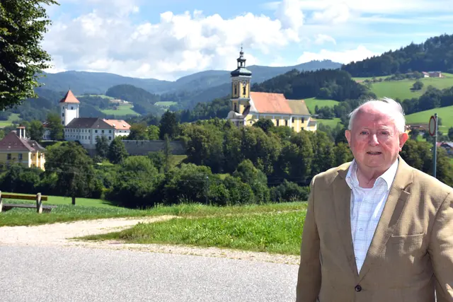 Als Seelsorger und Baumeister prägt Monsignore Karl Michael Wögerer Waldhausen schon 50 Jahre.  | Foto: Robert Zinterhof