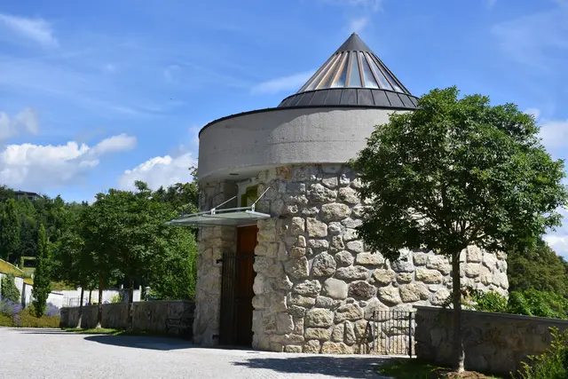 Als Seelsorger und Baumeister prägt Monsignore Karl Michael Wögerer Waldhausen schon 50 Jahre.  | Foto: Robert Zinterhof