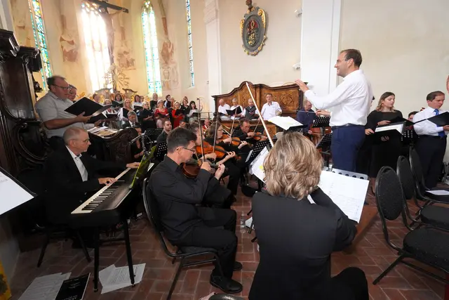 Orchester, Chor und Solistinnen und Solisten bei der Orchestermesse in der Augustinerkirche. | Foto: MeinBezirk