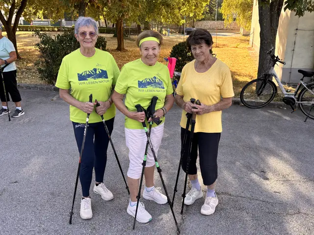 Diese Damen sehen weit jünger aus, als sie tatsächlich sind: Christa Pammer (81), Margareta Steiner (87) und Eva Bauer (86).  | Foto: Zezula