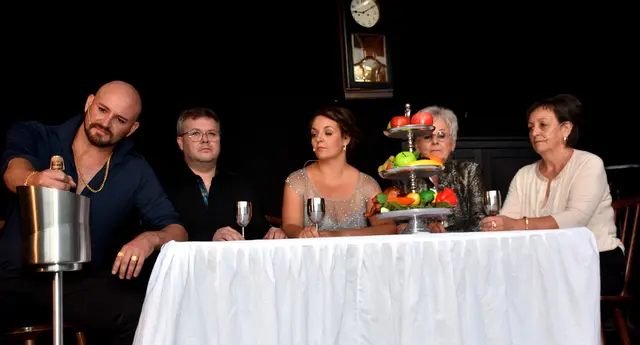 Die Besucherinnen und Besucher werden bei den Dimbacher Festspielen zu eindrucksvollen Szenen der Theatergeschichte entführt.  | Foto: Robert Zinterhof