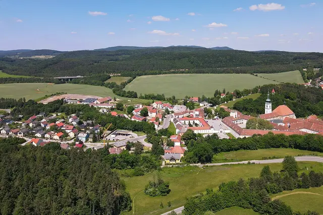 Heiligenkreuz im Wienerwald  (aus der Vogelperspektive) | Foto: © C.Stadler/Bwag 
