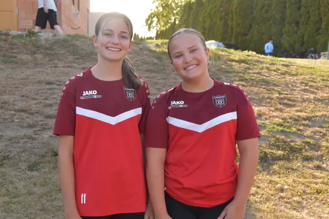 Laura Oswald-Ulreich und Annalena Wachter absolvierten gemeinsam den Ehrenankick beim Derby. | Foto: MeinBezirk/Michael Strini