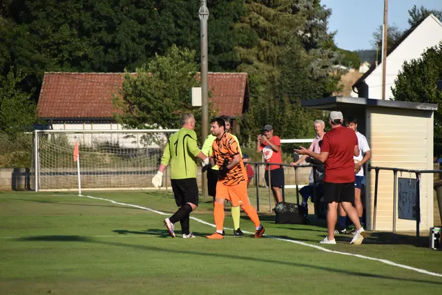 Eine Legende tritt ab: Andreas Wolf (1) spielte für eine knappe Minute in Hannersdorf. | Foto: MeinBezirk/Michael Strini