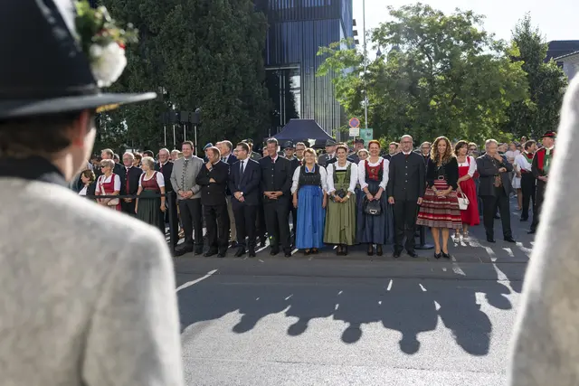Landtagspräsident Jakob Wolf und die Regierungsmitglieder der Tiroler Landesregierung beim Landesüblichen Empfang. | Foto: Land Tirol/Sedlak