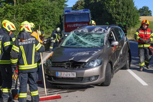 Nach einem Unfall bei Neumarkt im Hausruckkreis retteten Ersthelfer die verunfallte Person aus dem Fahrzeug. | Foto: laumat/Matthias Lauber