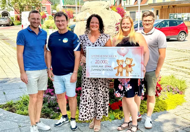 Symbolische Scheckübergabe: Jochen Jance, Rainer Schlang, Michaela Altendorfer, Carina Leitner und Bernd Stelzer. | Foto: Herzkinder Österreich