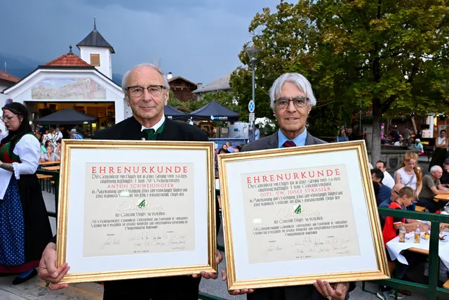 Zwei Männer, die das dörfliche Leben in Birgitz seit Jahrzehnten prägen: Toni Schweighofer und Sepp Strasser | Foto: Hassl