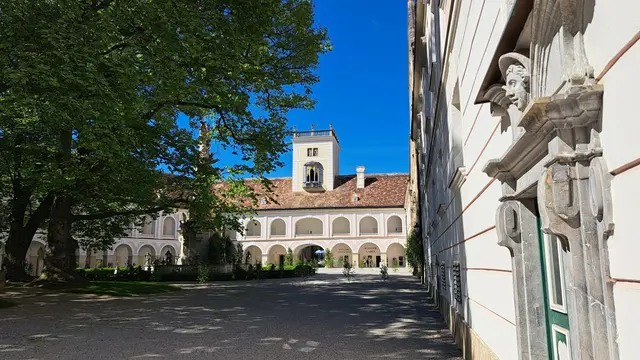 Im Stiftshof - der Blick zum Glockenturm, in dem sich das zweitgrößte Glockenspiel Österreichs befindet. | Foto: © Silvia Plischek