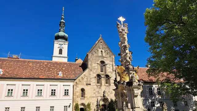 Wieder zurück im Stiftshof sehen wir unser nächstes Ziel - die Kreuzkirche, ... hier ihr Kirchturm links im Bild. | Foto: © Silvia Plischek