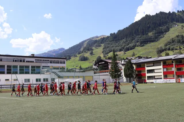 Gestartet wurde u.a. mit einem Einlauf mit den Spielerinnen der SPG Mädchenmannschaft.  | Foto: Elisabeth Zangerl