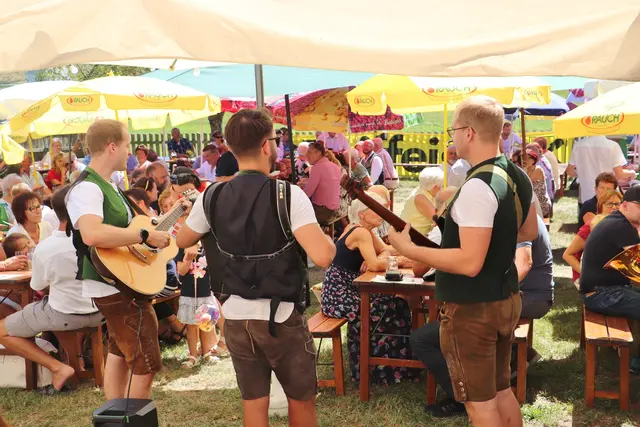 Beim Pfarrfest am Marienfeiertag spielte das Trio Södingtal Sound für die zahlreichen Besucher auf. | Foto: Edith Ertl