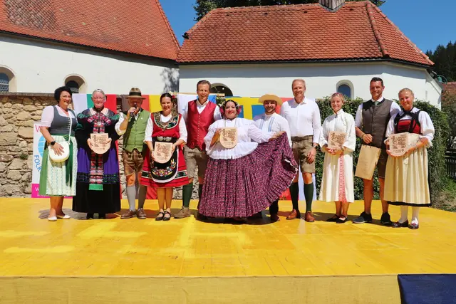 Bgm. Alfred Brettenthaler (re) mit Ehrengästen und Abordnungen der Tanzgruppen Folklore Global. | Foto: Edith Ertl