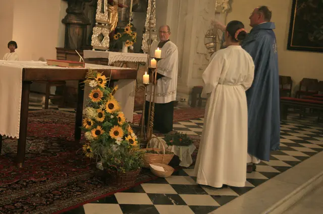 Büscherl waren vor dem Altar abgelegt | Foto: Gerhard Langmann