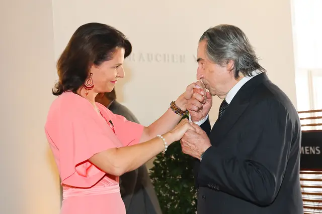 Landeshauptfrau Karoline Edtstadler und Riccardo Muti  | Foto: Land Salzburg / Franz Neumayr
