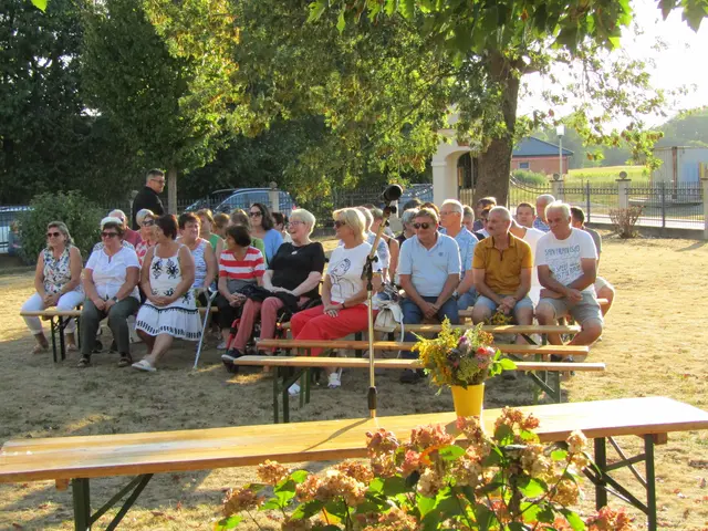 Kräuterweihe im Schatten einer Esche vor der Rochuskapelle