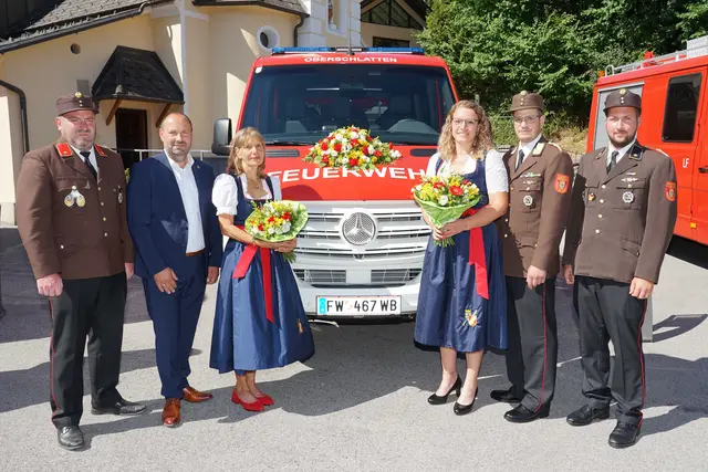 BI Johannes Ponweiser, Bgm. Josef Schrammel, Fahrzeugpatinnen Margit Baumgartner und Teresa Gallei, VI Michael Baumgartner und V Andre Weghofer. | Foto: Johann Ponweiser