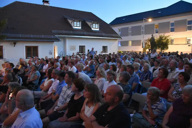 Die Besucherinnen und Besucher werden bei den Dimbacher Festspielen zu eindrucksvollen Szenen der Theatergeschichte entführt.  | Foto: Robert Zinterhof