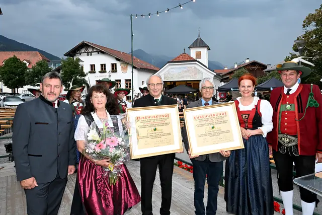 V.l.n.r.: Bgm. Markus Haid, Maria Schweighofer, Anton Schweighofer, Josef Strasser, LR Cornelia Hagele und Vizebgm. Wolfgang Steiner | Foto: Hassl