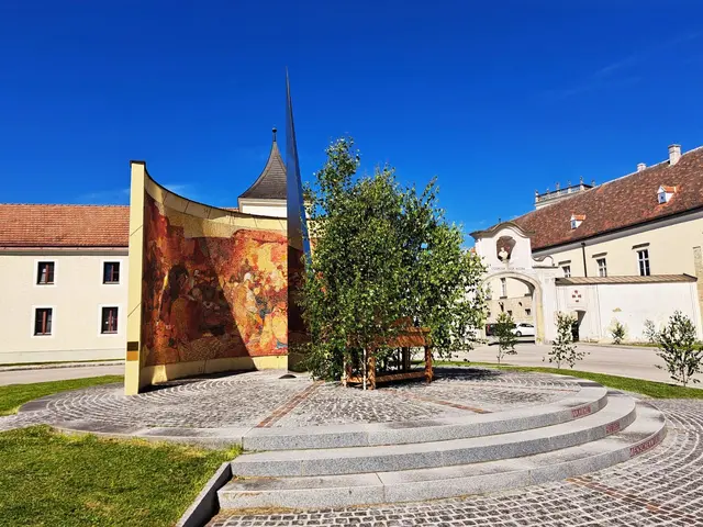 Die "Sonnen-Reflexions-Uhr" vor dem Eingang "Badener Tor" | Foto: © Silvia Plischek