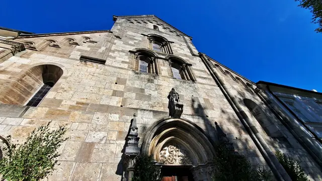 Romanische Westfassade der Stiftskirche (1187) | Foto: © Silvia Plischek