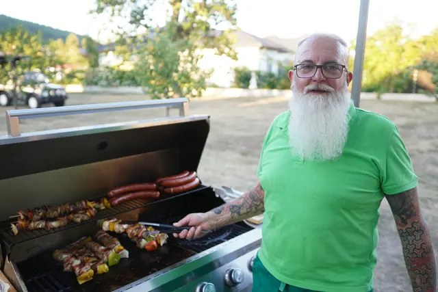 Kurt Bauer grillte für die Gäste.