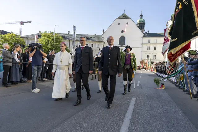 Landesüblicher Empfang am Hohen Frauentag – Abschreiten der Front, v. l.: Abt Leopold Baumberger, Südtirols LH Arno Kompatscher und LH Anton Mattle. | Foto: Land Tirol/Sedlak