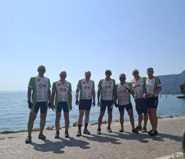 Nach 6 Tagen am Rad, teils bei Regen, teils bei brütender Hitzen stehen Manfred Gundacker, Heribert Schmidl, Thomas Lechner. Rudolf Haiderer, Karl Bäuchler, Siegfried Gundacker und Franz Siedl am Ziel ihrer Radreise, in Garda am Ufer des Gardasees. | Foto: Manfred Gundacker