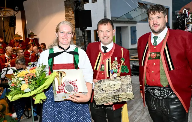 25 Jahre Musikkapelle Birgitz: Dolores Kirchmair mit Gatten Andreas und Obmann Michael Haid. | Foto: Hassl