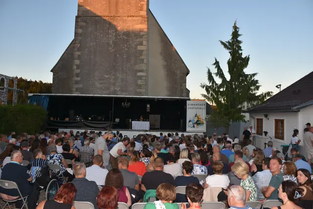 Die Besucherinnen und Besucher werden bei den Dimbacher Festspielen zu eindrucksvollen Szenen der Theatergeschichte entführt.  | Foto: Robert Zinterhof