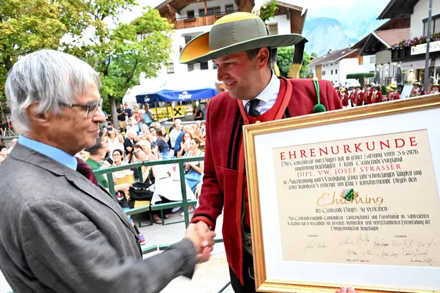 Vizebgm. Wolfgang Steiner überreichte die Ehrenurkunden - im Bild an Sepp Strasser. | Foto: Hassl