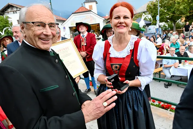 Toni Schweighofer mit Ehrenring, der auch bei Landesrätig Cornelia Hagele Gefallen fand. | Foto: Hassl