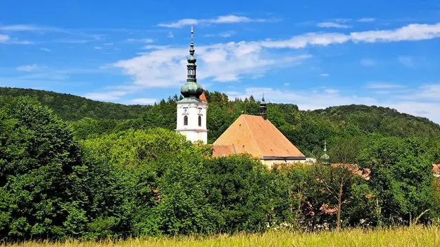 Der Wallfahrerweg Via Sacra führt direkt nach Heiligenkreuz, … sowohl für Pilger als auch für Wanderer ein erstrebenswertes Ziel.
 | Foto: © Silvia Plischek