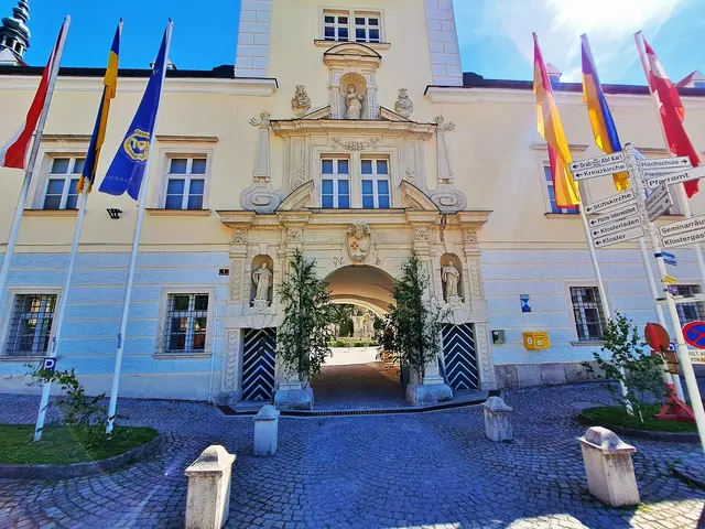 Vordere Front der Klosteranlage und der Eingang zum Stiftshof | Foto: © Silvia Plischek