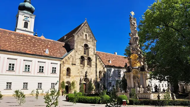 Links Kirchturm Kreuzkirche - Bildmitte Westfassade Stiftskirche - rechts Dreifaltigkeitssäule | Foto: © Silvia Plischek