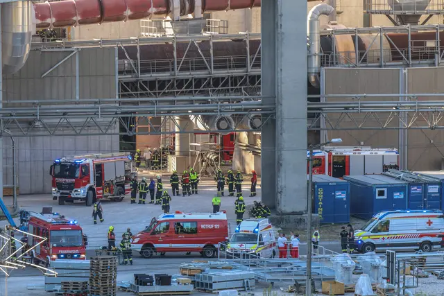Sieben Feuerwehren standen am Freitagabend bei einem Brand bei einer Produktionsanlage eines Unternehmens in Altmünster beziehungsweise Pinsdorf im Einsatz. | Foto: laumat/Matthias Lauber