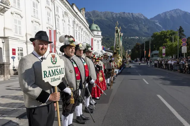 Landesüblicher Empfang mit der Schützenkompanie Ramsau, der Tiroler Bürgermeister-Musikkapelle sowie Fahnenabordnungen der Traditionsverbände vor der Kaiserlichen Hofburg zu Innsbruck. | Foto: Land Tirol/Sedlak
