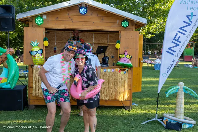 Ronald Kampleitner präsentiert Sandy (Sandra) in ihrem originellen Beachoutfit als Gewinnerin (vlnr). | Foto: cine-motion.at / R. Ivanek