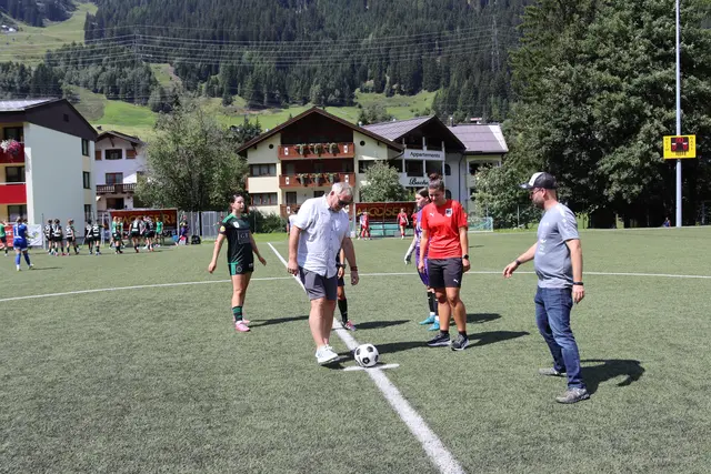 Anstoß durch St. Antons Bürgermeister Helmut Mall und Sarah Huter (ÖFB).  | Foto: Elisabeth Zangerl