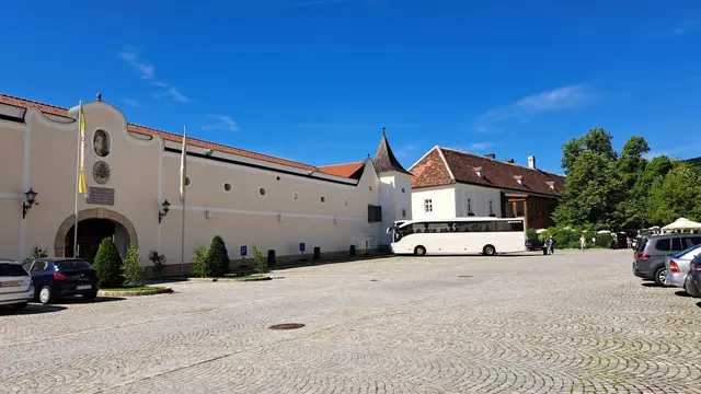 Hier gibt es einen riesigen Parkplatz für Busse und Autos.  | Foto: © Silvia Plischek