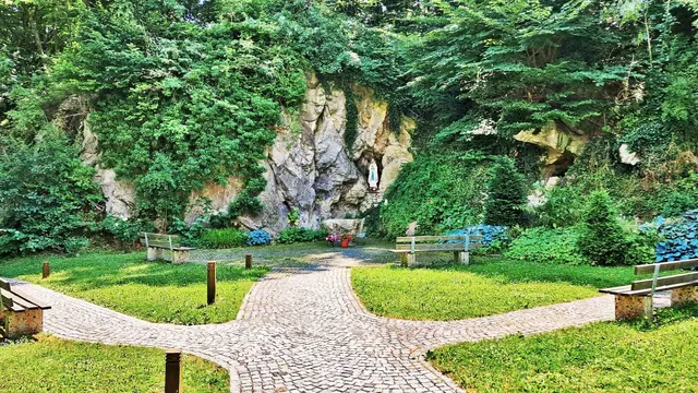 Die Heiligenkreuzer Lourdesgrotte, ... ein religiöses Denkmal zu Ehren der Gottesmutter Maria | Foto: © Silvia Plischek