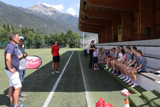 Die Mädchen der SPG-Mädchenmannschaft erhielten Goodie-Bags.  | Foto: Elisabeth Zangerl