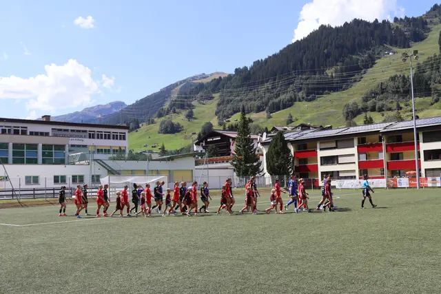 Gestartet wurde u.a. mit einem Einlauf mit den Spielerinnen der SPG Mädchenmannschaft.  | Foto: Elisabeth Zangerl