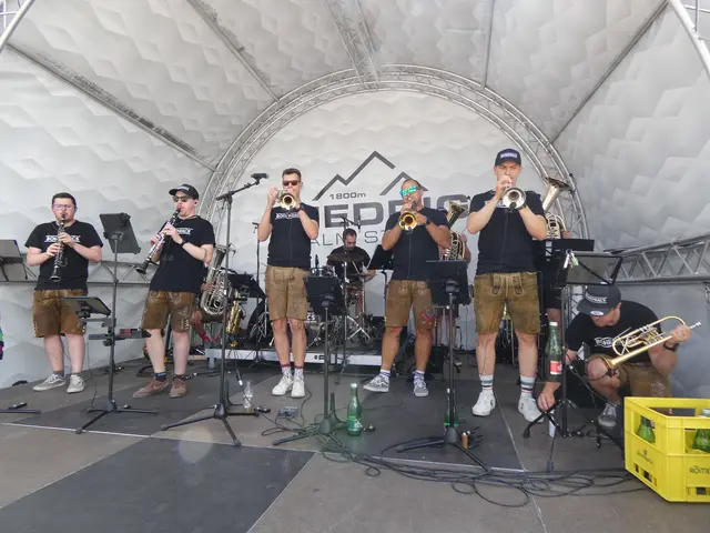 Die elfköpfige Band aus dem Tiroler Unterland "Bohemiacs" heizte den Zuschauerinnen und Zuschauern mächtig ein. 