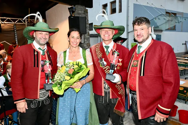 40 Jahre Musikkapelle Birgitz: Thomas Schweighofer mit Gattin Alexandra, Michael Kirchmari und Obmann Michael Haid. | Foto: Hassl